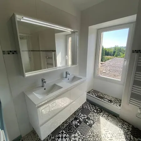 : Plein Centre Vue Riviere Apartment *